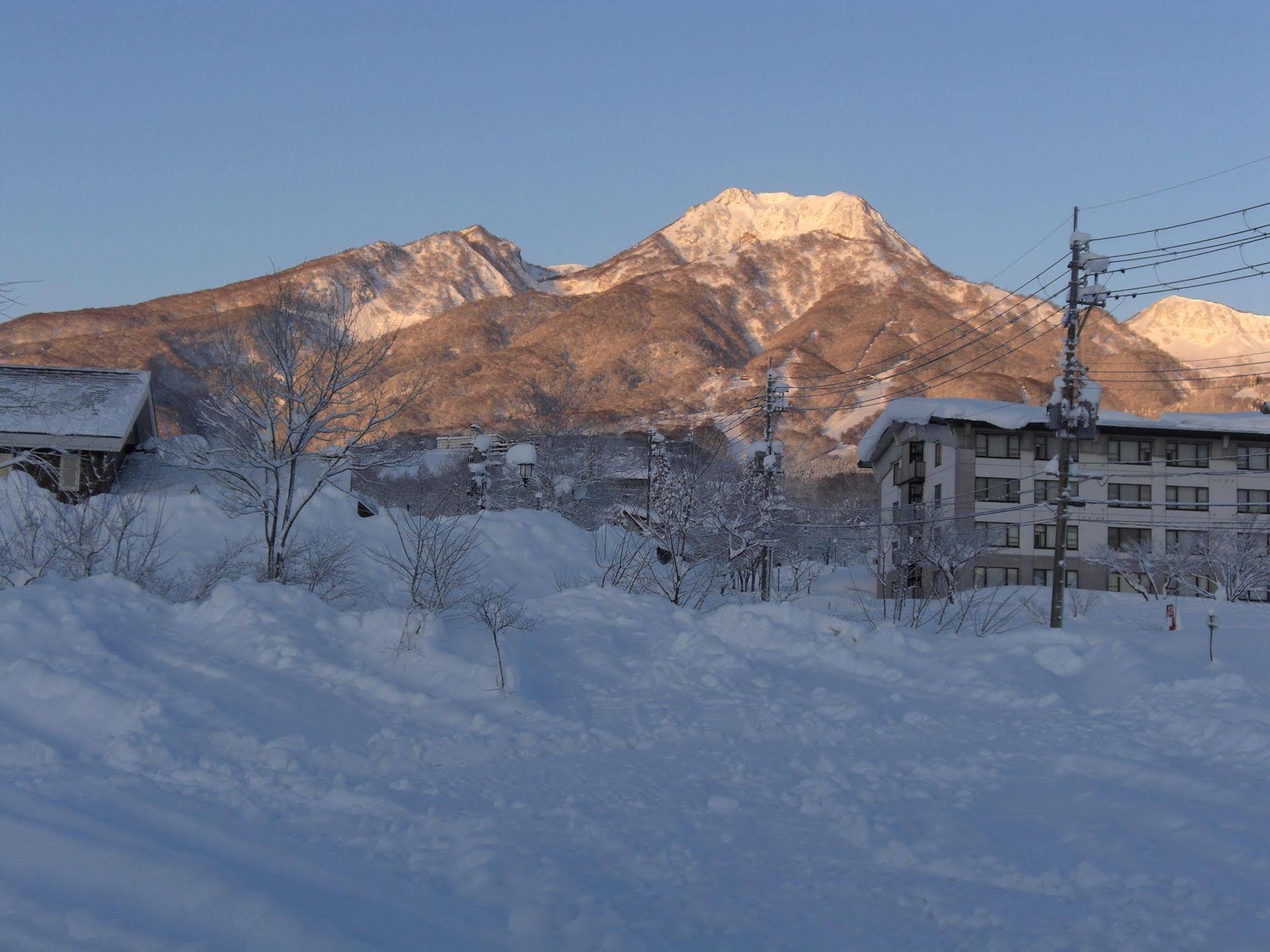 Akakura Yours Inn Миоко Екстериор снимка